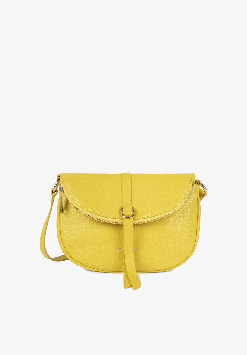 Sac à main en cuir jaune à forme arrondie, avec un rabat supérieur et une bandoulière adjustable. Il dispose d'une fermeture à glissière et d'une surface légèrement texturée.