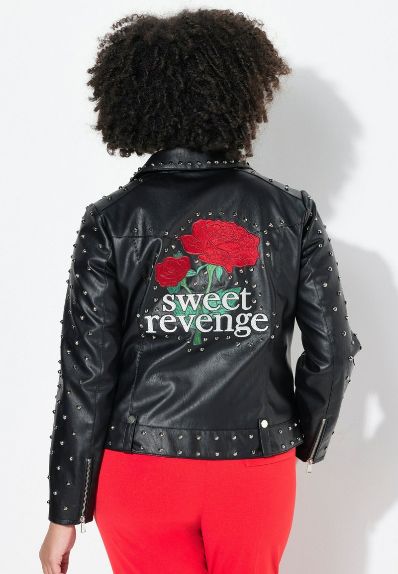 Veste en cuir noir avec des clous en argent, ornée d'une broderie de rose rouge et du texte "sweet revenge" au dos. Manches zippées.