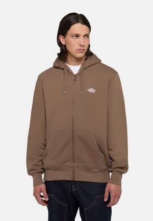Sudadera con cremallera marrón, con bolsillos tipo canguro, capucha ajustable y un pequeño logo bordado en el pecho. Fabricada en un tejido suave y texturizado.