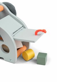 Trælegetøj form sorter i lys grå, med orange og gule accenter, en struktureret håndtag og farverige geometriske klodser: grønne, gule og rektangulære.