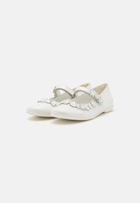 Witte lederen flats met een pointed toe, voorzien van een bloemaccent aan de voorkant en een band over de wreef voor een veilige pasvorm.