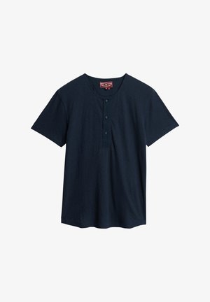 Granatowa koszulka henley z krótkim rękawem, okrągłym dekoltem i zapięciem na trzy guziki, uszyta z miękkiego, teksturowanego materiału.