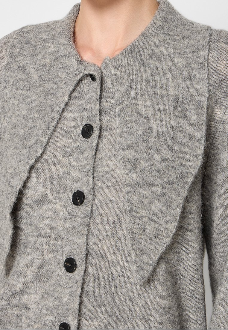 Szary, dziany kardigan z kołnierzem szalowym, z teksturowanym wzorem, sześcioma czarnymi guzikami i miękkim, ciepłym wyglądem.