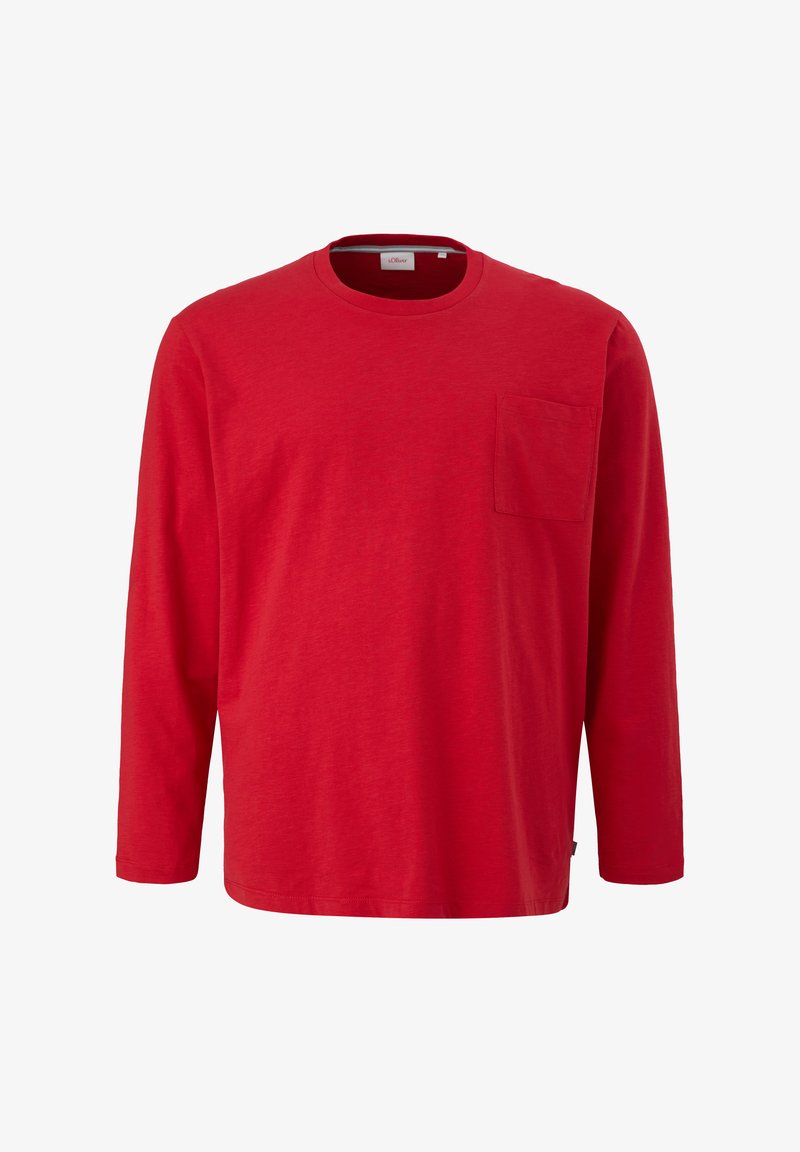 Rotes Langarm-T-Shirt aus weichem Stoff, mit rundem Halsausschnitt und einer kleinen Brusttasche auf der linken Seite. Einfaches Design.
