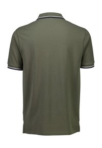 Polotröja i olivgrön tyg, med en ribbad krage i marinblå och vit. Slät textur och standard passform utan synliga logotyper.