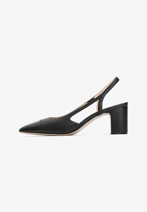 Schwarzer Leder Slingback-Schuh mit spitzer Zehenform, Ausschnitt-Design und einem klobigen Absatz. Glatte Textur mit einem glänzenden Zehenakzent.