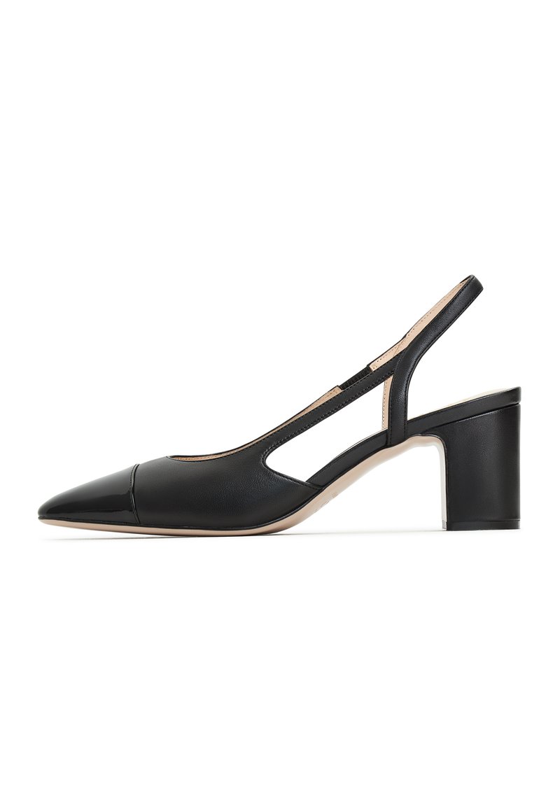 Scarpa slingback nera in pelle con punta affusolata, design con ritagli e tacco chunky. Texture liscia con un accento lucido sulla punta.