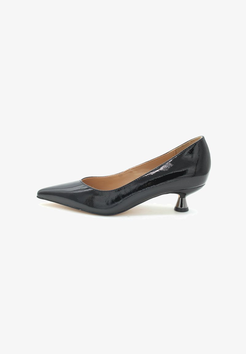 Décolleté in pelle verniciata nera con punta affilata e tacco a ragno piccolo. La texture liscia e il design elegante creano una silhouette moderna.