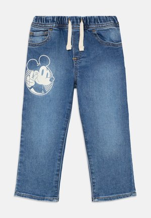 Jeans bleus pour enfants avec taille élastique et cordon blanc, ornés d'un imprimé de personnage de dessin animé faisant un signe de paix sur la jambe gauche.