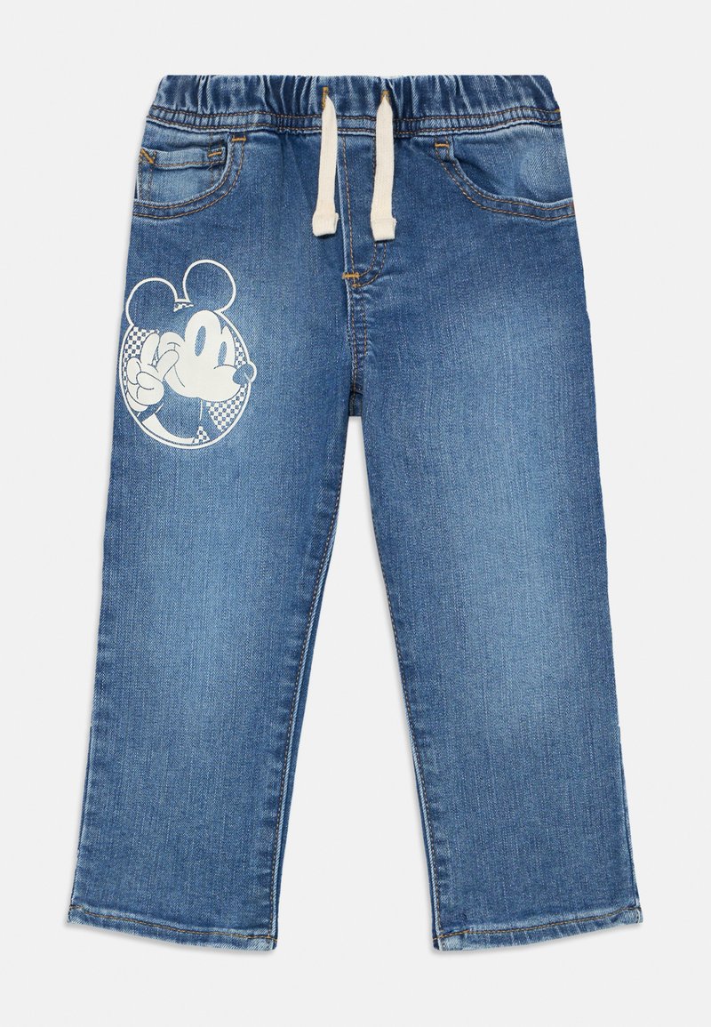 Jeans bleus pour enfants avec taille élastique et cordon blanc, ornés d'un imprimé de personnage de dessin animé faisant un signe de paix sur la jambe gauche.