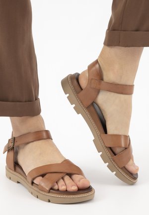Bruine leren sandalen met meerdere banden; een gespdetail; een textuur voetbed; en een geprofileerde rubberen zool.