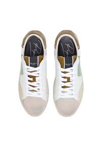 Zapatillas blancas y beige con una mezcla de cuero y ante, que presentan una punta redondeada, cordones planos y un ligero acento verde menta en el costado.