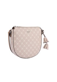 Borsa a spalla rotonda di colore beige chiaro con un motivo testurizzato, hardware argentato e dettagli con frange. Presenta una chiusura con zip e una tracolla regolabile.