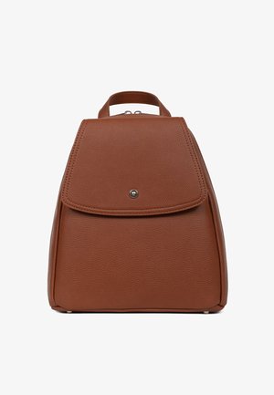 Brązowy skórzany plecak o strukturalnym kształcie, z klapą i uchwytem na górze. Teksturowana powierzchnia z detalem w srebrnym kolorze.