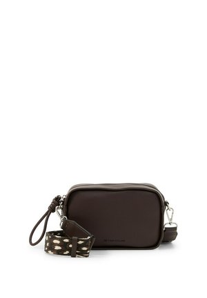 Petit sac bandoulière rectangulaire marron foncé avec bandoulière en tissu tacheté amovible et fermoirs métalliques couleur argent sur fond blanc.