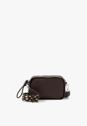 Kleine rechthoekige donkerbruine crossbodytas met afneembare gevlekte stoffen riem en zilverkleurige metalen sluitingen op witte achtergrond.