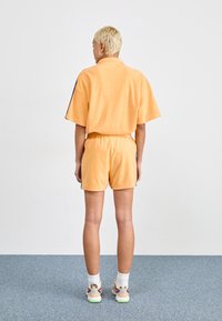 adidas Originals RESORT - Šortky - hazy orange