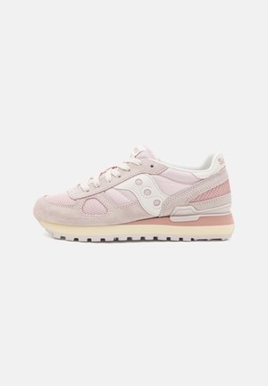 Jasnoróżowy i beżowy sneaker z siateczką, panelami z zamszu, białym logo i wzorzystą, amortyzowaną podeszwą skierowaną w lewo na białym tle.