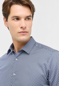 Navyblauw gestreept shirt met een button-down kraag, met een geometrisch design in lichtblauw en wit, gemaakt van een gladde stof.