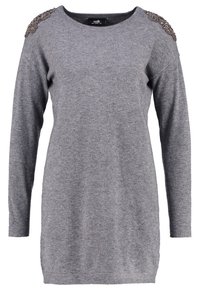 Abito in maglia grigia a maniche lunghe con scollatura a girocollo e dettagli decorativi sulle spalle. Realizzato in un morbido tessuto a maglia testurizzato.