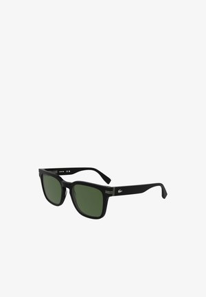 Occhiali da sole neri con lenti verdi, design a montatura quadrata, caratterizzati da accenti metallici minimalisti e logo inciso sulla tempia.