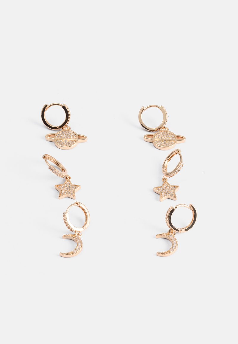 Orecchini a cerchio color oro con ciondoli a forma di pianeta, stella e luna crescente decorati con piccole pietre di rhinestone trasparenti per un tocco di brillantezza.