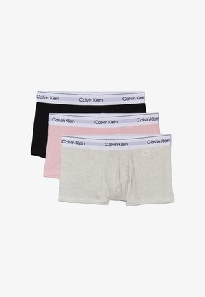 Drie paar Calvin Klein boxershorts: zwart, roze en lichtgrijs. Elk heeft een zachte tailleband met het merklogo. Gemaakt van een katoenmix.