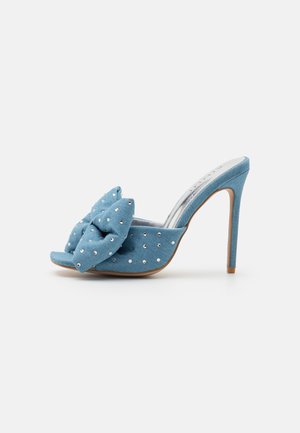 Blaue Stoff-Peeptoe-High-Heels mit einer übergroßen Schleife und silbernen Strass-Akzenten, offenes Zehen-Design und schlanker Stiletto-Absatz.