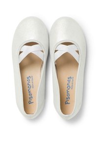 Ballerines blanches pailletées avec un bout rond, des brides croisées élastiques et une semelle intérieure beige arborant le logo "Pisamonas". Texture lisse.
