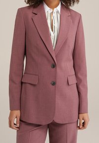 Rosa skräddarsydd kavaj med notch-lapel, två knappar och framfickor. Har en strukturerad passform och en texturerad tyg.