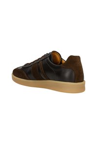 Bruine leren en suède sneakers met een gladde afwerking, voorzien van contrasterende strepen, een gevoerde zool en een rubberen zool.