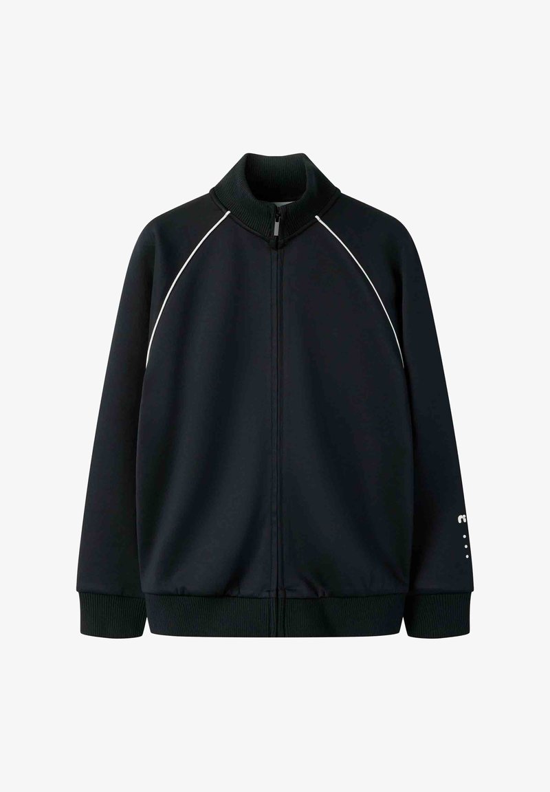 Veste noire zippée avec liseré blanc le long des manches raglan, col, poignets et bas côtelés, et petit logo blanc sur le poignet de la manche gauche.