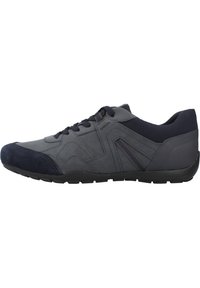 Chaussures de sport grises et bleu marine avec une tige texturée, dotées d'un système de laçage, d'une semelle en caoutchouc et d'accents en daim contrastants au niveau des orteils.