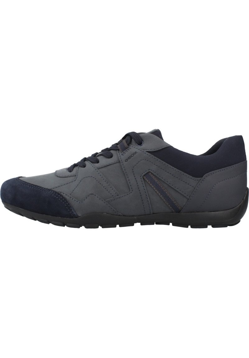 Chaussures de sport grises et bleu marine avec une tige texturée, dotées d'un système de laçage, d'une semelle en caoutchouc et d'accents en daim contrastants au niveau des orteils.