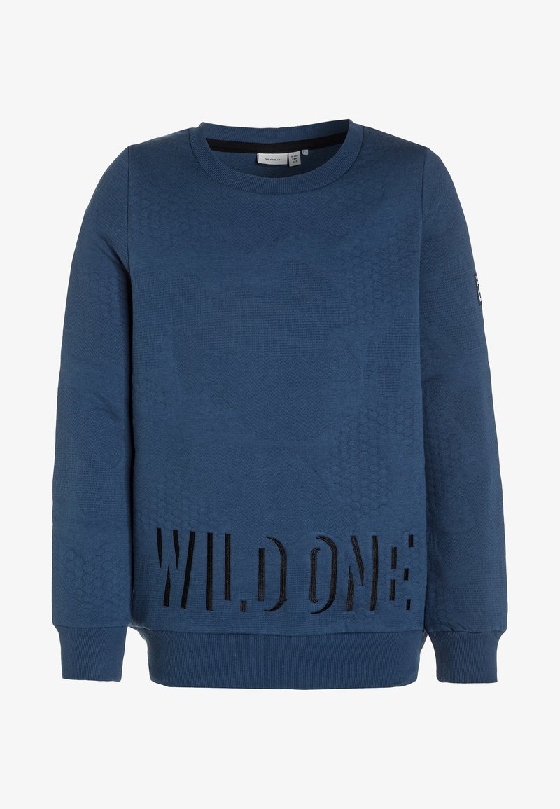 Felpa blu realizzata in tessuto testurizzato con colletto rotondo, caratterizzata da una stampa frontale con la scritta "WILD ONE" in lettere nere.