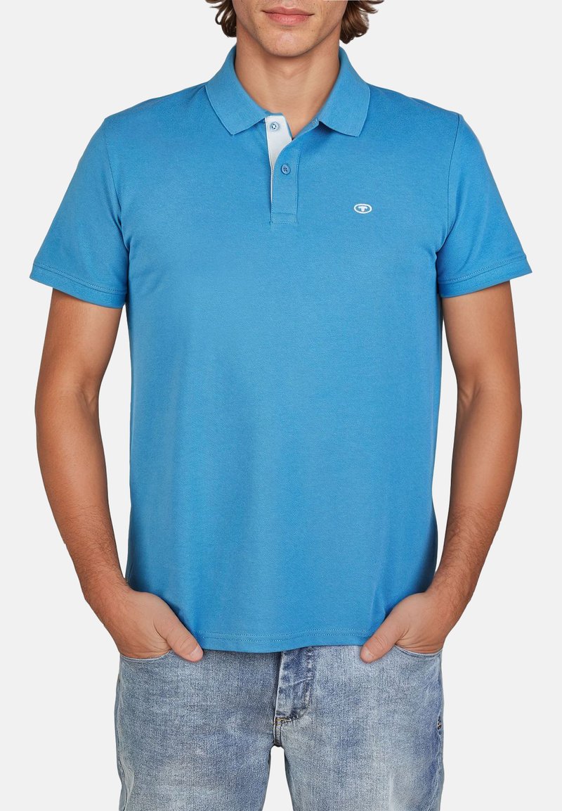 Polo shirt in cotone blu con maniche corte, una chiusura a due bottoni e un colletto azzurro a contrasto. Presenta un piccolo logo sul petto.