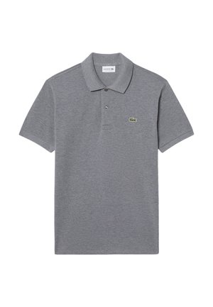 Harmaa puuvillainen poolopaita. Siinä on klassinen kaulus, kolmen napin läppä ja pieni vihreä krokotiililogokuva rinnassa.