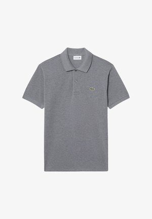 Polo gris hecho de algodón. Presenta un cuello clásico, una tapeta con tres botones y un pequeño logo de cocodrilo verde en el pecho.