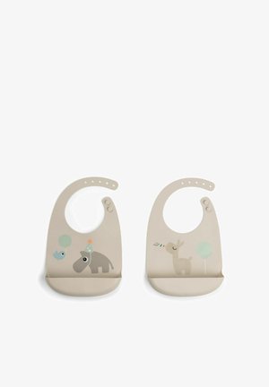 To beige silikone baby hagesmække med dyreillustrationer: den ene viser en flodhest med en festhat og en fugl, den anden en lama med en festfløjte og ballon.