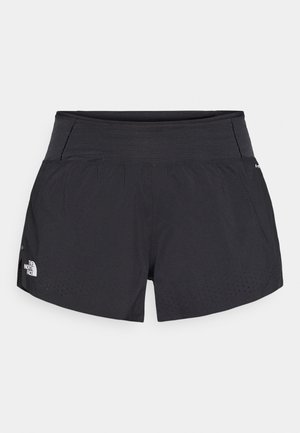 Μαύρες αθλητικές βερμούδες με φαρδύ ελαστικό κομμάτι στη μέση, που διαθέτουν τρυπητές λεπτομέρειες στο τελείωμα, φτιαγμένες από ελαφρύ, αναπνεύσιμο ύφασμα.