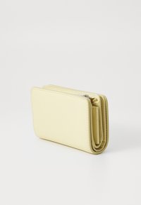 Portefeuille en cuir jaune avec une forme rectangulaire compacte, fermeture zippée et plusieurs emplacements pour cartes. Texture lisse avec un design minimaliste.