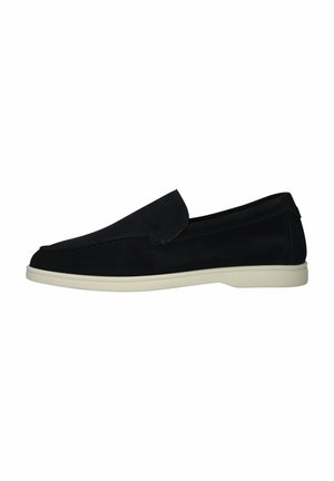 Schwarzer Slip-On-Loafer mit weißer Sohle, abgerundeter Spitze und genähten Details entlang der Oberseite.