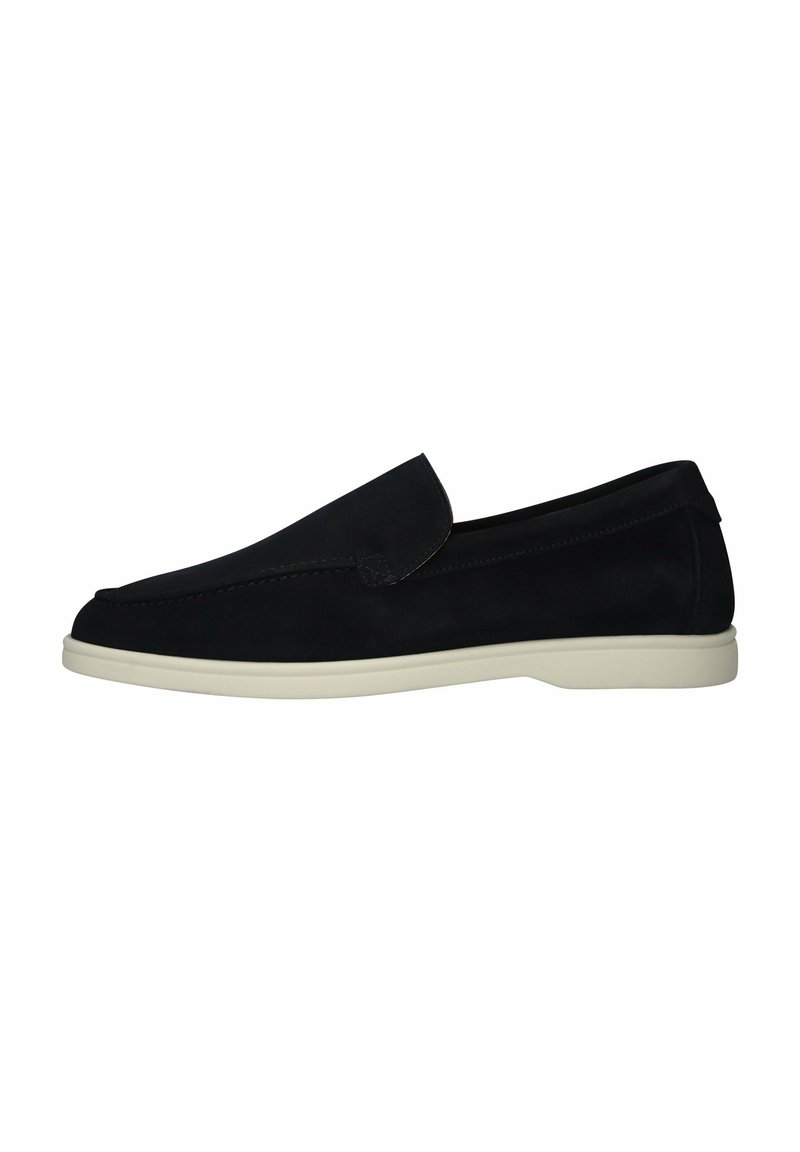 Mocassin noir à enfiler avec semelle blanche, bout arrondi et détails cousus le long de la partie supérieure.