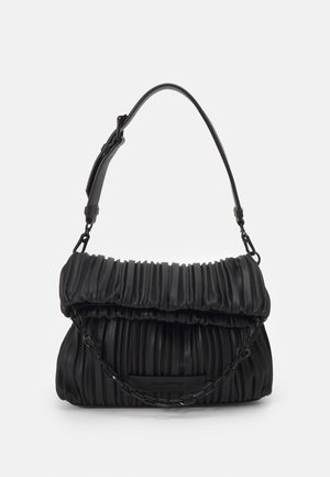 Černá plisovaná kabelka s řetízkovým detailem, vyrobená z hladké kůže. Má zaoblený tvar a odnímatelný ramenní popruh.