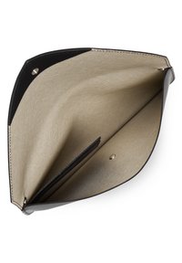 Clutch in pelle nera con rivestimento in tessuto beige, caratterizzato da un interno spazioso, texture liscia e senza hardware o tasche visibili.