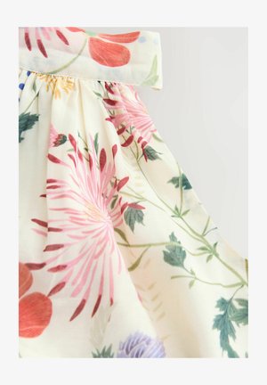 Kwiatowa sukienka na kremowym tle, z różowymi i czerwonymi kwiatami. Materiał jest lekki, z marszczeniami i stałym kołnierzykiem.