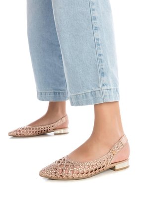 Bailarinas en tono rosa claro con textura trenzada y detalle de tacón transparente. Puntera cerrada con forma puntiaguda, aptas para un uso casual.