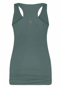 Dunkelgrünes Tanktop mit Racerback-Design, das an dem Saum Raffung aufweist und ein kleines, gesticktes Logo in Kupfer hat. Glatte Textur.
