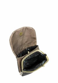 Pequeña cartera de cuero metálico bronce con botón a presión y bolsa interior de tela negra para monedas que presenta impresiones en estilo de escritura a mano en blanco.