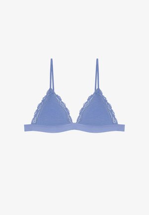 Bralette triangle bleu ciel avec fines bretelles ajustables et bordure en dentelle le long des bonnets, présenté sur un fond blanc.